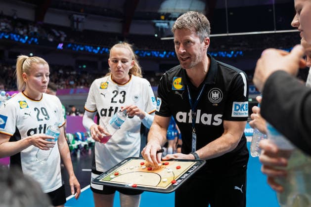 Handball, Frauen WM, Hauptrunde Gruppe 2: Deutschland - Faeroer Inseln Trainer Markus Gaugisch (Deutschland) in der Auszeit mit der Taktiktafel Dortmund Westfalenhalle Nordrhein-Westfalen Deutschland