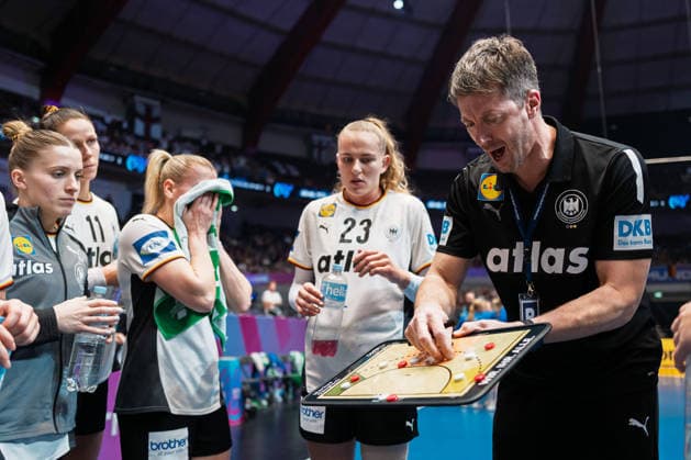 Handball, Frauen WM, Hauptrunde Gruppe 2: Deutschland - Faeroer Inseln Trainer Markus Gaugisch (Deutschland) in der Auszeit Dortmund Westfalenhalle Nordrhein-Westfalen Deutschland