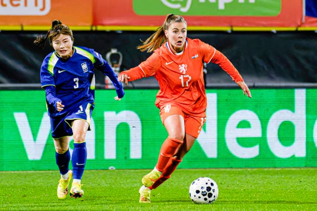 Women s International Friendly, Länderspiel, Nationalmannschaft - Netherlands vs South Korea, Netherlands Victoria Pelova of The Netherlands battles for possession with Jaeeun Song of South Korea during the Women s International Friendly match between Netherlands and South Korea at the Mandemakers Stadium in Waalwijk, Netherlands, December 02, 2025. Waalwijk Netherlands  Copyright: xMatrixxImagesx xKevinxSendersx