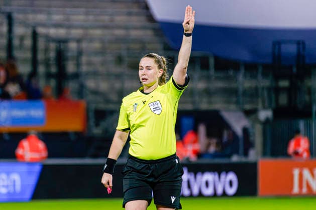Women s International Friendly, Länderspiel, Nationalmannschaft - Netherlands vs South Korea, Netherlands Referee Frederikke Sokjaer gestures during the Women s International Friendly match between Netherlands and South Korea at the Mandemakers Stadium in Waalwijk, Netherlands, December 02, 2025. Waalwijk Netherlands  Copyright: xMatrixxImagesx xKevinxSendersx