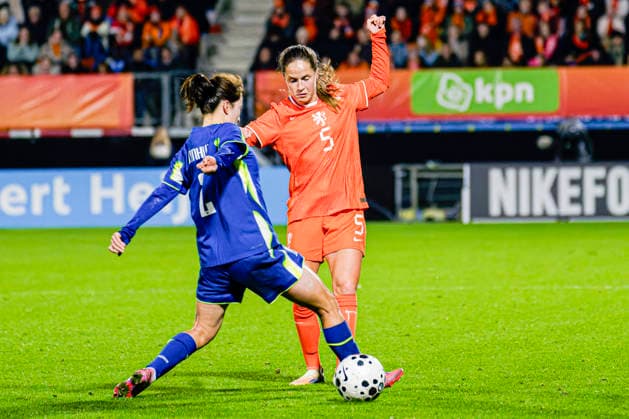 Women s International Friendly, Länderspiel, Nationalmannschaft - Netherlands vs South Korea, Netherlands Marisa Olislagers of The Netherlands battles for possession with Jihui Kim of South Korea during the Women s International Friendly match between Netherlands and South Korea at the Mandemakers Stadium in Waalwijk, Netherlands, December 02, 2025. Waalwijk Netherlands  Copyright: xMatrixxImagesx xKevinxSendersx