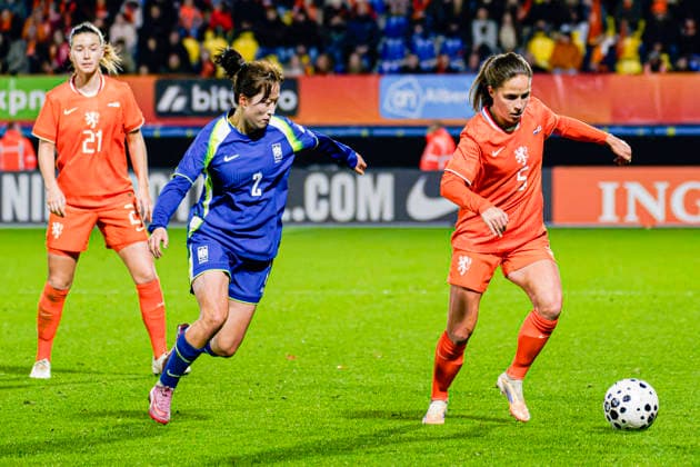 Women s International Friendly, Länderspiel, Nationalmannschaft - Netherlands vs South Korea, Netherlands Marisa Olislagers of The Netherlands battles for possession with Jihui Kim of South Korea during the Women s International Friendly match between Netherlands and South Korea at the Mandemakers Stadium in Waalwijk, Netherlands, December 02, 2025. Waalwijk Netherlands  Copyright: xMatrixxImagesx xKevinxSendersx
