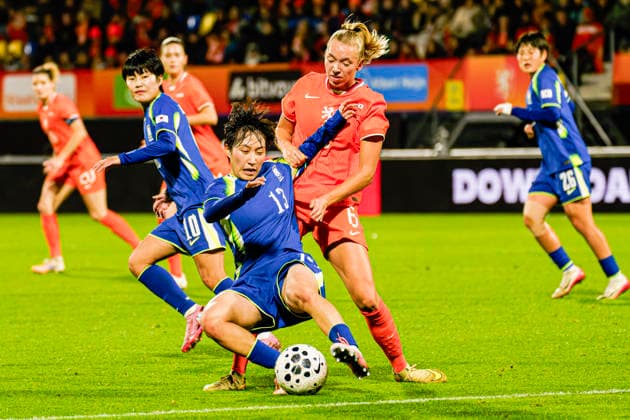 Women s International Friendly, Länderspiel, Nationalmannschaft - Netherlands vs South Korea, Netherlands Soo Jeong Park of South Korea battles for possession with Ella Peddemors of The Netherlands during the Women s International Friendly match between Netherlands and South Korea at the Mandemakers Stadium in Waalwijk, Netherlands, December 02, 2025. Waalwijk Netherlands  Copyright: xMatrixxImagesx xKevinxSendersx
