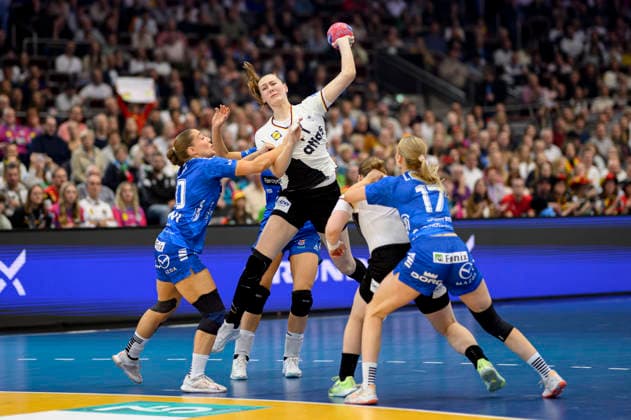 v.l. HANSEN Suna (FRO) , Viola Leuchter (GER), ZACHARIASEN Liv (FRO) Aktion, Zweikampf, Handball Weltmeisterschaft 2025, Hauptrunde 1. Spieltag, Deutschland (GER) - Faeroeer (FRO), am 02.12.2025 in Dortmund Deutschland. Handball WM der Frauen vom 26.11.-14.12.2025 in Deutschland Niederlande. Â