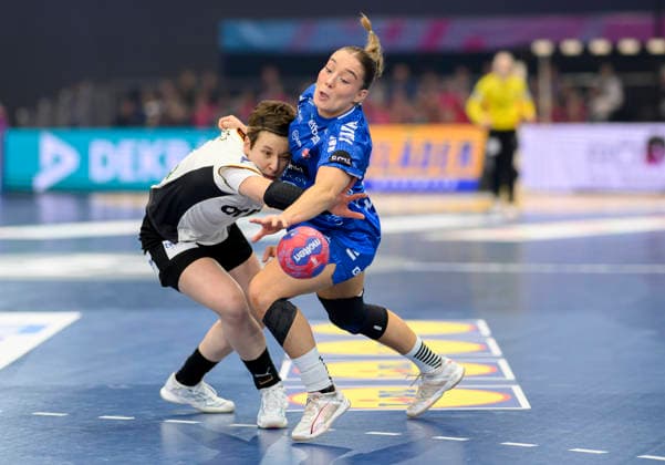 v.l. Alina Grijseels (GER), HANSEN Suna (FRO) Aktion, Zweikampf, Handball Weltmeisterschaft 2025, Hauptrunde 1. Spieltag, Deutschland (GER) - Faeroeer (FRO), am 02.12.2025 in Dortmund Deutschland. Handball WM der Frauen vom 26.11.-14.12.2025 in Deutschland Niederlande. Â