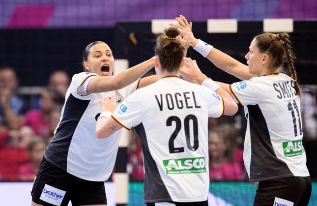 Jubel GER, v.l. Aimee von Pereira (GER), Emily Vogel (GER), Xenia Smits (GER) Handball Weltmeisterschaft 2025, Hauptrunde 1. Spieltag, Deutschland (GER) - Faeroeer (FRO), am 02.12.2025 in Dortmund Deutschland. Handball WM der Frauen vom 26.11.-14.12.2025 in Deutschland Niederlande. Â