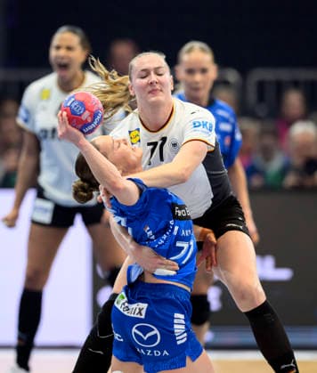v.l. Viola Leuchter (GER), MITTUN Jana (FRO) Aktion, Zweikampf, Handball Weltmeisterschaft 2025, Hauptrunde 1. Spieltag, Deutschland (GER) - Faeroeer (FRO), am 02.12.2025 in Dortmund Deutschland. Handball WM der Frauen vom 26.11.-14.12.2025 in Deutschland Niederlande. Â