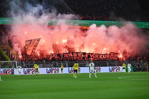 Leverkusen Fans zünden nach den 12 Minuten Stimmungsboykott Bengalos 02.12.2025, Fussball DFB Pokal, Saison 2025 2026, Achtelfinale, Borussia Dortmund - Bayer 04 Leverkusen 0:1 DFB regulations prohibit any use of photographs as image sequences and or quasi-video Dortmund Signal Iduna Park Nordrhein Westfalen Deutschland