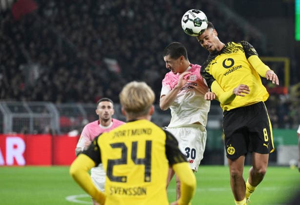 Felix Nmecha (Borussia Dortmund), Ibrahim Maza (Bayer 04 Leverkusen), v.re. 02.12.2025, Fussball DFB Pokal, Saison 2025 2026, Achtelfinale, Borussia Dortmund - Bayer 04 Leverkusen 0:1 DFB regulations prohibit any use of photographs as image sequences and or quasi-video Dortmund Signal Iduna Park Nordrhein Westfalen Deutschland