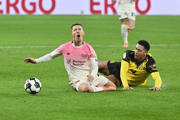 Jobe Bellingham (Borussia Dortmund), re., foult Alejandro Grimaldo (Bayer 04 Leverkusen) 02.12.2025, Fussball DFB Pokal, Saison 2025 2026, Achtelfinale, Borussia Dortmund - Bayer 04 Leverkusen 0:1 DFB regulations prohibit any use of photographs as image sequences and or quasi-video Dortmund Signal Iduna Park Nordrhein Westfalen Deutschland