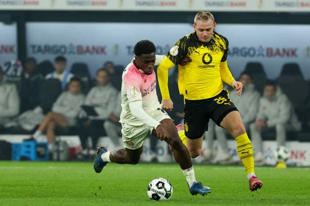 Dortmund, Signal Iduna Park, 02.12.25, GER, Herren, DFB-Pokal, Achtelfinale, Saison 2025 - 2026, Borussia Dortmund - Bayer 04 Leverkusen, Ernest Poku (Bayer 04 Leverkusen) und Julian Ryerson (Borussia Dortmund) im Zweikampf, DFB DFL REGULATIONS PROHIBIT ANY USE OF PHOTOGRAPHS AS IMAGE SEQUENCES AND OR QUASI-VIDEO. Copyright: JoachimxBywaletz xJB-Sportfoto