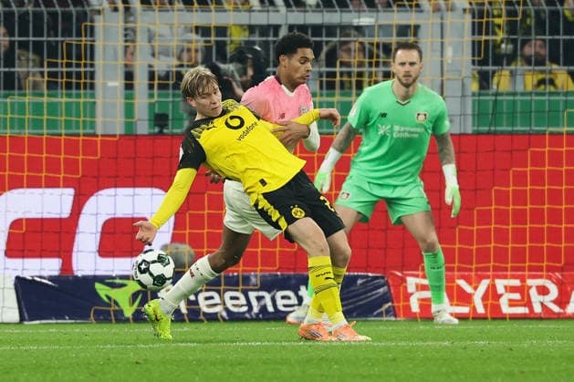 Dortmund, Signal Iduna Park, 02.12.25, GER, Herren, DFB-Pokal, Achtelfinale, Saison 2025 - 2026, Borussia Dortmund - Bayer 04 Leverkusen, Daniel Svensson (Borussia Dortmund) und Jarell Quansah (Bayer 04 Leverkusen) im Zweikampf, DFB DFL REGULATIONS PROHIBIT ANY USE OF PHOTOGRAPHS AS IMAGE SEQUENCES AND OR QUASI-VIDEO. Copyright: JoachimxBywaletz xJB-Sportfoto