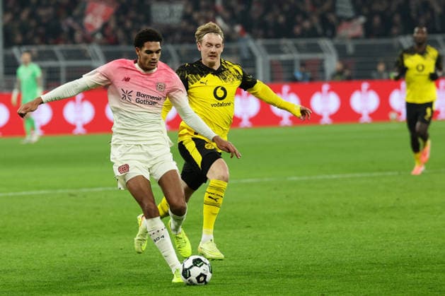 Dortmund, Signal Iduna Park, 02.12.25, GER, Herren, DFB-Pokal, Achtelfinale, Saison 2025 - 2026, Borussia Dortmund - Bayer 04 Leverkusen, Jarell Quansah (Bayer 04 Leverkusen) und Julian Brandt (Borussia Dortmund) im Zweikampf, DFB DFL REGULATIONS PROHIBIT ANY USE OF PHOTOGRAPHS AS IMAGE SEQUENCES AND OR QUASI-VIDEO. Copyright: JoachimxBywaletz xJB-Sportfoto