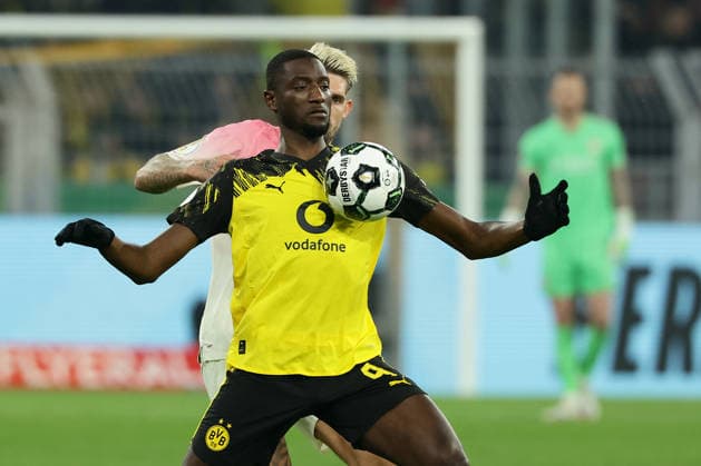 Dortmund, Signal Iduna Park, 02.12.25, GER, Herren, DFB-Pokal, Achtelfinale, Saison 2025 - 2026, Borussia Dortmund - Bayer 04 Leverkusen, Serhou Guirassy (Borussia Dortmund) und Robert Andrich (Bayer 04 Leverkusen) im Zweikampf, DFB DFL REGULATIONS PROHIBIT ANY USE OF PHOTOGRAPHS AS IMAGE SEQUENCES AND OR QUASI-VIDEO. Copyright: JoachimxBywaletz xJB-Sportfoto