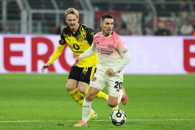 Dortmund, Signal Iduna Park, 02.12.25, GER, Herren, DFB-Pokal, Achtelfinale, Saison 2025 - 2026, Borussia Dortmund - Bayer 04 Leverkusen, Julian Brandt (Borussia Dortmund) und Alejandro Grimaldo (Bayer 04 Leverkusen) im Zweikampf, DFB DFL REGULATIONS PROHIBIT ANY USE OF PHOTOGRAPHS AS IMAGE SEQUENCES AND OR QUASI-VIDEO. Copyright: JoachimxBywaletz xJB-Sportfoto