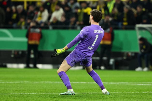 Dortmund, Signal Iduna Park, 02.12.25, GER, Herren, DFB-Pokal, Achtelfinale, Saison 2025 - 2026, Borussia Dortmund - Bayer 04 Leverkusen, Gregor Kobel (Borussia Dortmund) gestikuliert, DFB DFL REGULATIONS PROHIBIT ANY USE OF PHOTOGRAPHS AS IMAGE SEQUENCES AND OR QUASI-VIDEO. Copyright: JoachimxBywaletz xJB-Sportfoto