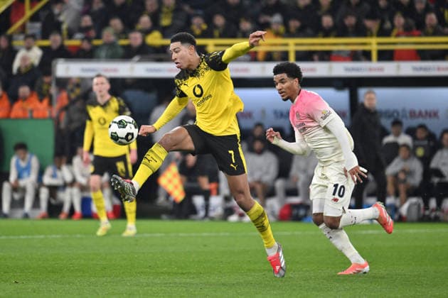 Jobe Bellingham (Borussia Dortmund), Malik Tillman (Bayer 04 Leverkusen), v.li. 02.12.2025, Fussball DFB Pokal, Saison 2025 2026, Achtelfinale, Borussia Dortmund - Bayer 04 Leverkusen 0:1 DFB regulations prohibit any use of photographs as image sequences and or quasi-video Dortmund Signal Iduna Park Nordrhein Westfalen Deutschland