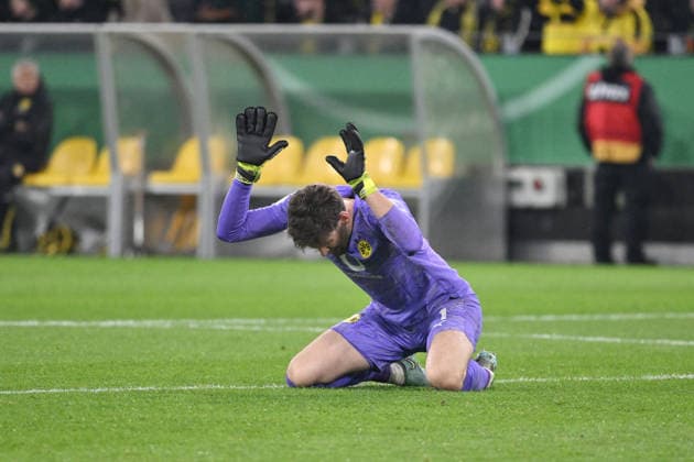 Torwart Gregor Kobel (Borussia Dortmund) 02.12.2025, Fussball DFB Pokal, Saison 2025 2026, Achtelfinale, Borussia Dortmund - Bayer 04 Leverkusen 0:1 DFB regulations prohibit any use of photographs as image sequences and or quasi-video Dortmund Signal Iduna Park Nordrhein Westfalen Deutschland