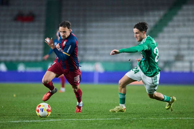 Racing Club Ferrol v SD Huesca - Copa del Rey FERROL, SPAIN - DECEMBER 2: Alvaro Carrillo of SD Huesca competes for the ball with Azael Garcia of Racing Club de Ferrol during the Copa del Rey second round match between Racing Club Ferrol and SD Huesca at Campo Municipal A Malata on December 2, 2025 in Ferrol, Spain. (Photo by Diego Simon Photo Players Images Magara Press) Ferrol Estadio Municipal A Malata Spain Copyright: xDiegoxSimonx