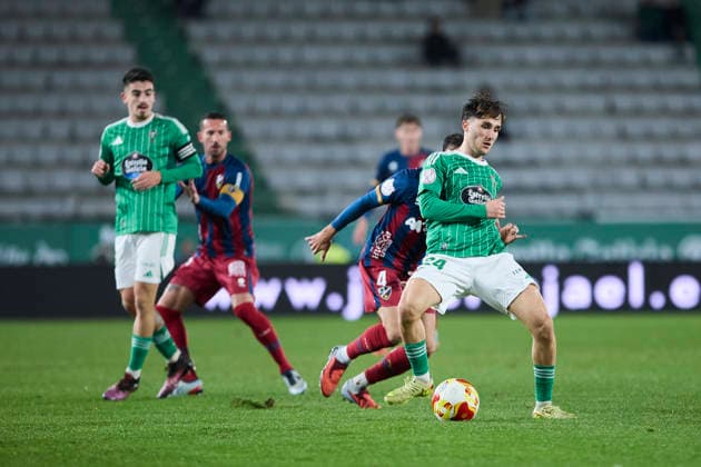 Racing Club Ferrol v SD Huesca - Copa del Rey FERROL, SPAIN - DECEMBER 2: Azael Garcia of Racing Club de Ferrol passes the ball during the Copa del Rey second round match between Racing Club Ferrol and SD Huesca at Campo Municipal A Malata on December 2, 2025 in Ferrol, Spain. (Photo by Diego Simon Photo Players Images Magara Press) Ferrol Estadio Municipal A Malata Spain Copyright: xDiegoxSimonx