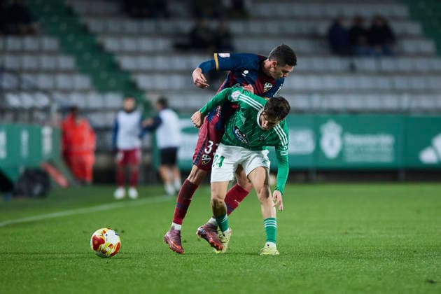 Racing Club Ferrol v SD Huesca - Copa del Rey FERROL, SPAIN - DECEMBER 2: Daniel Luna of SD Huesca competes for the ball with Azael Garcia of Racing Club de Ferrol during the Copa del Rey second round match between Racing Club Ferrol and SD Huesca at Campo Municipal A Malata on December 2, 2025 in Ferrol, Spain. (Photo by Diego Simon Photo Players Images Magara Press) Ferrol Estadio Municipal A Malata Spain Copyright: xDiegoxSimonx