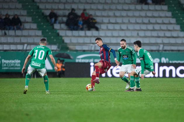 Racing Club Ferrol v SD Huesca - Copa del Rey FERROL, SPAIN - DECEMBER 2: Daniel Luna of SD Huesca competes for the ball with Aitor Gelardo of Racing Club de Ferrol and Miguel Leal of Racing Club de Ferrol during the Copa del Rey second round match between Racing Club Ferrol and SD Huesca at Campo Municipal A Malata on December 2, 2025 in Ferrol, Spain. (Photo by Diego Simon Photo Players Images Magara Press) Ferrol Estadio Municipal A Malata Spain Copyright: xDiegoxSimonx