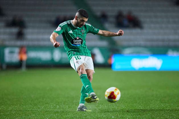 Racing Club Ferrol v SD Huesca - Copa del Rey FERROL, SPAIN - DECEMBER 2: Pascu of Racing Club de Ferrol passes the ball during the Copa del Rey second round match between Racing Club Ferrol and SD Huesca at Campo Municipal A Malata on December 2, 2025 in Ferrol, Spain. (Photo by Diego Simon Photo Players Images Magara Press) Ferrol Estadio Municipal A Malata Spain Copyright: xDiegoxSimonx