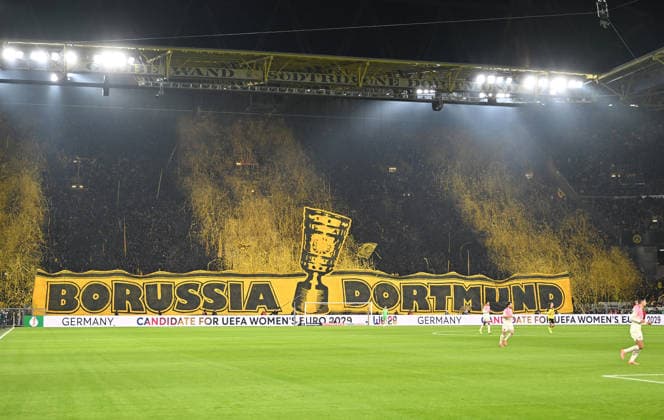 02.12.2025, xjhx, Fussball DFB Pokal 1 8 Finale, Borussia Dortmund - Bayer 04 Leverkusen v.l. Stimmung Emotionen Jubel Fans Borussia Dortmund (DFL DFB REGULATIONS PROHIBIT ANY USE OF PHOTOGRAPHS as IMAGE SEQUENCES and or QUASI-VIDEO) Dortmund