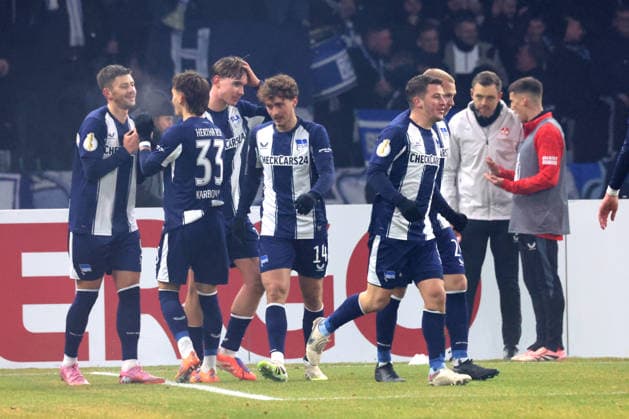 DEU, DFB-Pokal, Hertha BSC vs. 1.FC Kaiserslautern, 02.12.2025, Berliner Olympiastadion, Berlin, DEU, DFB-Pokal, Hertha BSC vs. 1.FC Kaiserslautern, im Bild 6:1 durch Maurice Krattenmacher (Hertha BSC Berlin 14), Hertha-Spielerkreis DFL - regulations prohibit any use of Photographs as image sequences and or quasi-video
