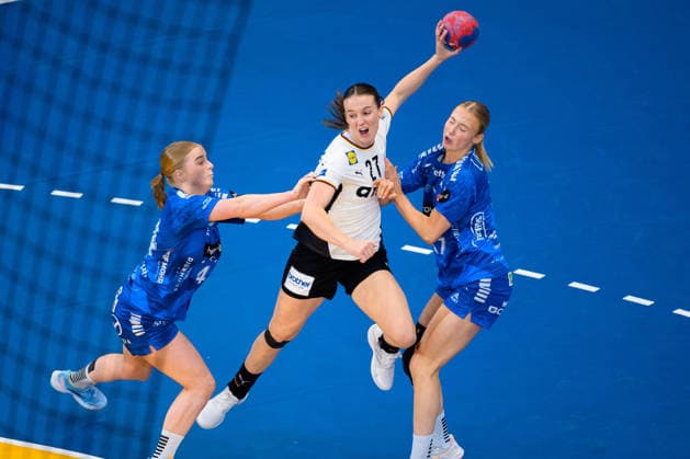 Handball, Frauen WM, Hauptrunde Gruppe 2: Deutschland - Faeroer Inseln v.li. Anna Elisabeth Weyhe (Faeroer), Julia Maidhof (Deutschland), Liv Zachariasen (Faeroer) Dortmund Westfalenhalle Nordrhein-Westfalen Deutschland