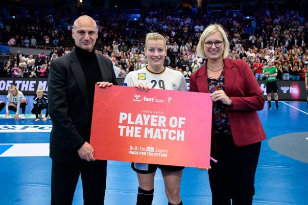 Handball, Frauen WM, Hauptrunde Gruppe 2: Deutschland - Faeroer Inseln Player of the Match Antje Döll Doell (Deutschland), Staatsministerien Dr. Christiane Schenderlein Dortmund Westfalenhalle Nordrhein-Westfalen Deutschland