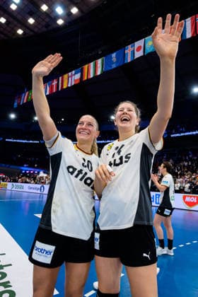 Handball, Frauen WM, Hauptrunde Gruppe 2: Deutschland - Faeroer Inseln Jenny Behrend (Deutschland), Marie Steffen (Deutschland) winken den Familien und Freunden zu Dortmund Westfalenhalle Nordrhein-Westfalen Deutschland