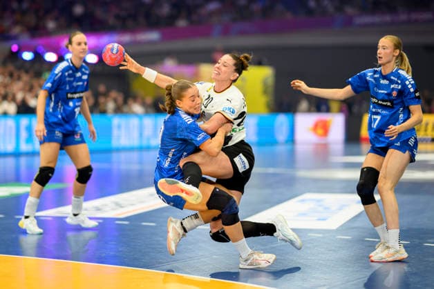 Emily Vogel (GER) im Zweikampf mit HANSEN Suna l. (FRO), Aktion, Wurf, r. ZACHARIASEN Liv (FRO) Handball Weltmeisterschaft 2025, Hauptrunde 1. Spieltag, Deutschland (GER) - Faeroeer (FRO) 36:26, am 02.12.2025 in Dortmund Deutschland. Handball WM der Frauen vom 26.11.-14.12.2025 in Deutschland Niederlande. Â