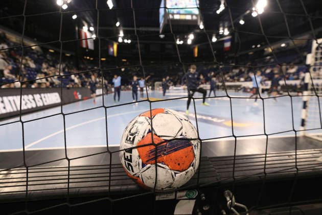 photo : der Spielball hängt im Netz , bereit gestellt für die Aufwärmphase der Franzosen Handball Herren am Di. 02.12.2025 Euroleague Mens EHF EURO LEAGUE , Tue. 02-12-25 THW Kiel - Montpellier HB