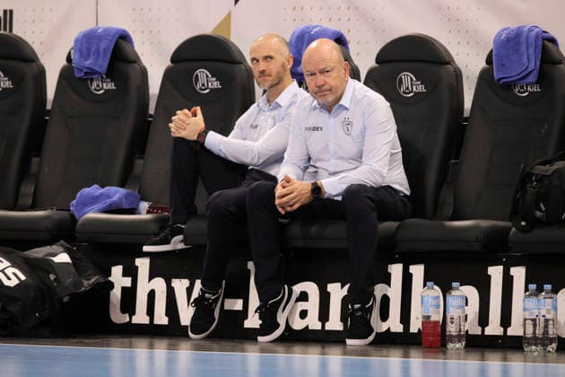 photo : smalltalk vor dem Anpfiff , Physiotherapeut Alain Carmand , links daneben Co-Trainer Baptiste Nicot Handball Herren am Di. 02.12.2025 Euroleague Mens EHF EURO LEAGUE , Tue. 02-12-25 THW Kiel - Montpellier HB