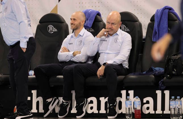photo : smalltalk vor dem Anpfiff , Physiotherapeut Alain Carmand , links daneben Co-Trainer Baptiste Nicot Handball Herren am Di. 02.12.2025 Euroleague Mens EHF EURO LEAGUE , Tue. 02-12-25 THW Kiel - Montpellier HB