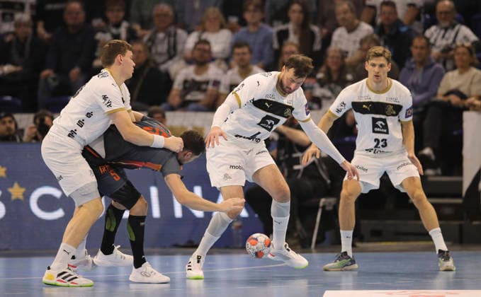 photo : Kyllian VILLEMINOTT ( Montpellier ) gegen Domagoj Duvnjak , Rune Dahmke (rechts) und Lukas LAUBE (Kiel , links) Handball Herren am Di. 02.12.2025 Euroleague Mens EHF EURO LEAGUE , Tue. 02-12-25 THW Kiel - Montpellier HB