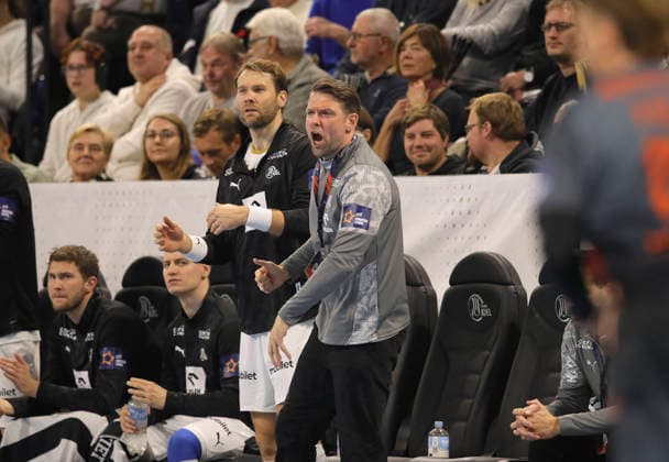 photo : Co-Trainer Christian Sprenger (Kiel) und Petter Overby (Kiel) Handball Herren am Di. 02.12.2025 Euroleague Mens EHF EURO LEAGUE , Tue. 02-12-25 THW Kiel - Montpellier HB
