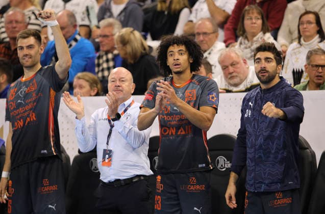 photo : Aufregung an der Bank von Montpellier , Jack THURIN , Physiotherapeut Alain Carmand , Kylian PRAT und rechts David BALAGUER Handball Herren am Di. 02.12.2025 Euroleague Mens EHF EURO LEAGUE , Tue. 02-12-25 THW Kiel - Montpellier HB