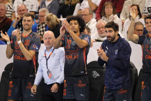 photo : Aufregung an der Bank von Montpellier , Jack THURIN , Physiotherapeut Alain Carmand , Kylian PRAT und rechts David BALAGUER Handball Herren am Di. 02.12.2025 Euroleague Mens EHF EURO LEAGUE , Tue. 02-12-25 THW Kiel - Montpellier HB