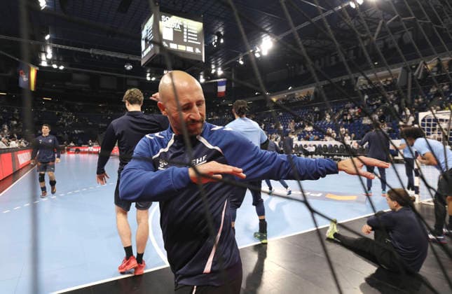 photo : auch der Schiedsrichter muss sich aufwärmen , hier Andreu Marin Handball Herren am Di. 02.12.2025 Euroleague Mens EHF EURO LEAGUE , Tue. 02-12-25 THW Kiel - Montpellier HB