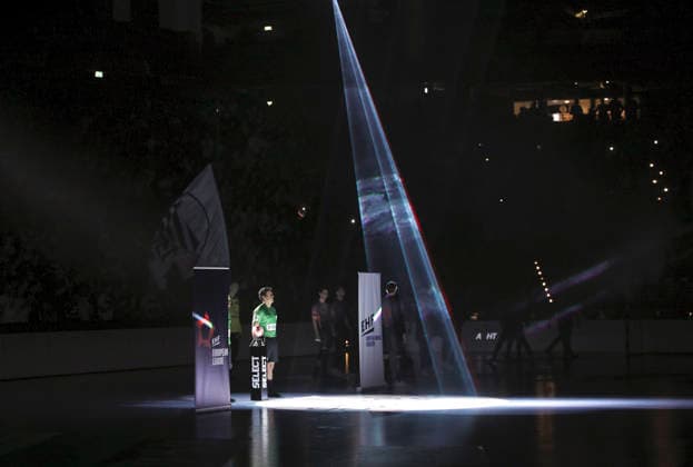 photo : Begrüssung der Schiedsrichter mit einer Lightshow vor Spielbeginn Handball Herren am Di. 02.12.2025 Euroleague Mens EHF EURO LEAGUE , Tue. 02-12-25 THW Kiel - Montpellier HB