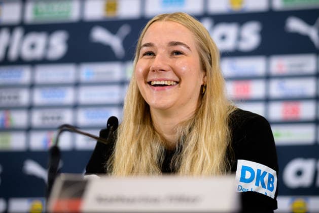Handball, Frauen WM, Hauptrunde Gruppe 2: Deutschland - Pressekonferenz Torhueterin Katharina Filter (Deutschland) lachend laechelnd gut gelaunt grinst grinsend Dortmund Nordrhein-Westfalen Deutschland