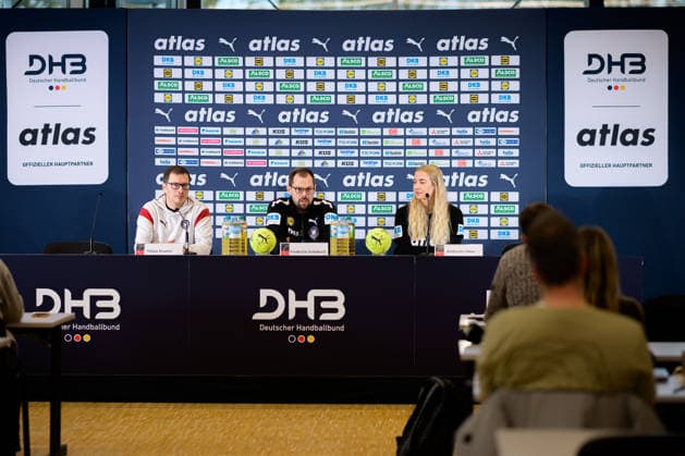 Handball, Frauen WM, Hauptrunde Gruppe 2: Deutschland - Pressekonferenz v.li. Pressesprecher Tobias Krumm, Co-Trainer Frederick Griesbach (Deutschland), Torhueterin Katharina Filter (Deutschland) Dortmund Nordrhein-Westfalen Deutschland