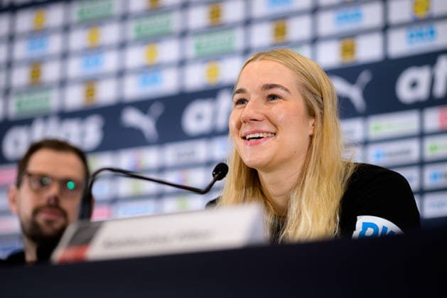 Handball, Frauen WM, Hauptrunde Gruppe 2: Deutschland - Pressekonferenz Torhueterin Katharina Filter (Deutschland) lachend laechelnd gut gelaunt grinst grinsend Dortmund Nordrhein-Westfalen Deutschland