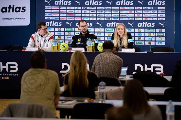 Handball, Frauen WM, Hauptrunde Gruppe 2: Deutschland - Pressekonferenz v.li. Tobias Krumm, Co-Trainer Frederick Griesbach (Deutschland), Torhueterin Katharina Filter (Deutschland) Dortmund Nordrhein-Westfalen Deutschland