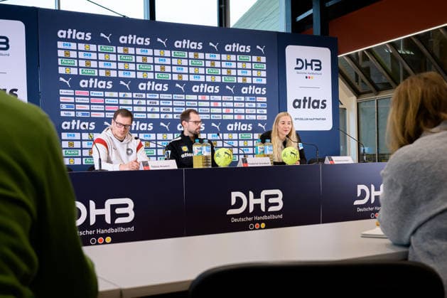 Handball, Frauen WM, Hauptrunde Gruppe 2: Deutschland - Pressekonferenz v.li. Pressesprecher Tobias Krumm, Co-Trainer Frederick Griesbach (Deutschland), Torhueterin Katharina Filter (Deutschland) Dortmund Nordrhein-Westfalen Deutschland