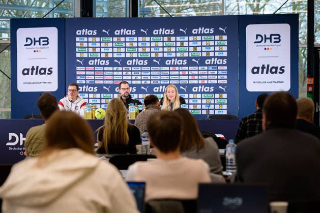 Handball, Frauen WM, Hauptrunde Gruppe 2: Deutschland - Pressekonferenz v.li. Pressesprecher Tobias Krumm, Co-Trainer Frederick Griesbach (Deutschland), Torhueterin Katharina Filter (Deutschland) Dortmund Nordrhein-Westfalen Deutschland