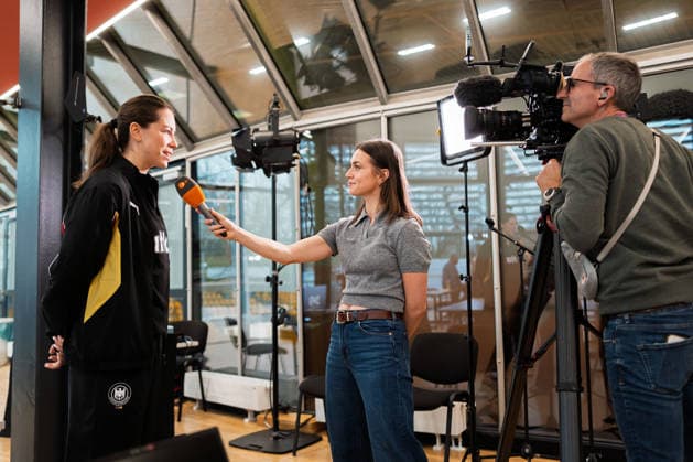 Handball, Frauen WM, Hauptrunde Gruppe 2: Deutschland - Pressekonferenz Emily Vogel (Deutschland) im ZDF Interview Dortmund Nordrhein-Westfalen Deutschland