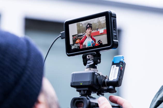 1. Fussball Bundesliga: Training 1. FC Köln; 03.12.2025 Said El Mala (1. FC Köln, 13) im Mediengespräch, Interview, Mixed Zone, Bildschirm 1. Fussball Bundesliga: Training 1. FC Köln; Geissbockheim, 03.12.2025 Copyright: xBEAUTIFULxSPORTS Wunderlx